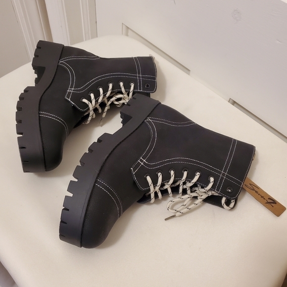 NWOB Seven7 Jodi Black & White combat Style Fashion Boot Size 10 - Picture 7 of 9